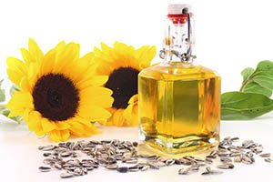 bouteille d'huile de tournesol avec tournesols et graines
