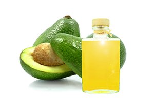 des avocats et une bouteille d'huile d'avocat